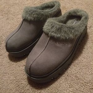 Sketchers clog slippers